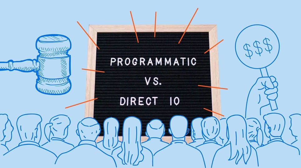 「Programmatic Vs. Direct IO」と書かれた掲示板と、右上の角にThe Trade Deskのロゴ。
