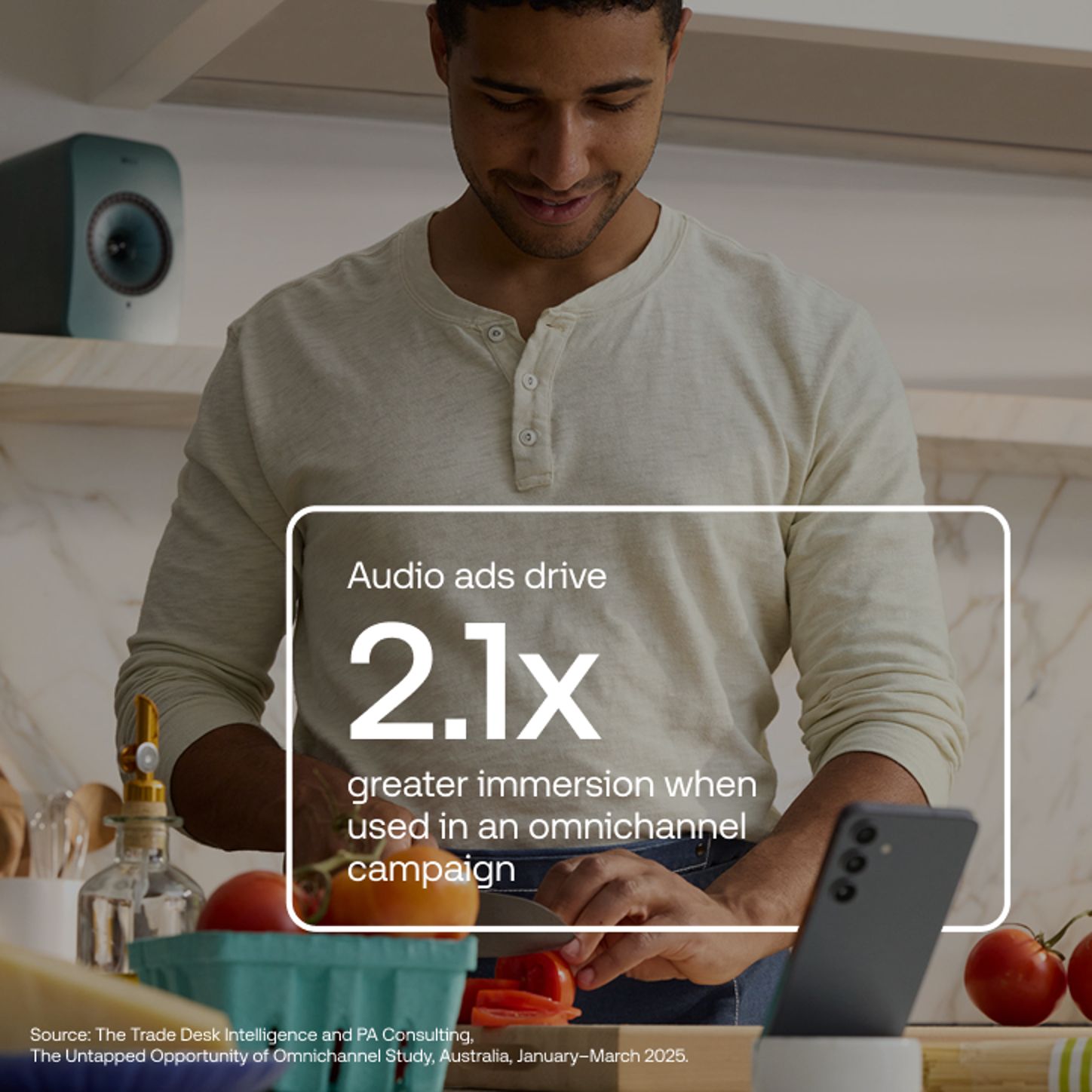 Hombre preparando la cena en la cocina.
