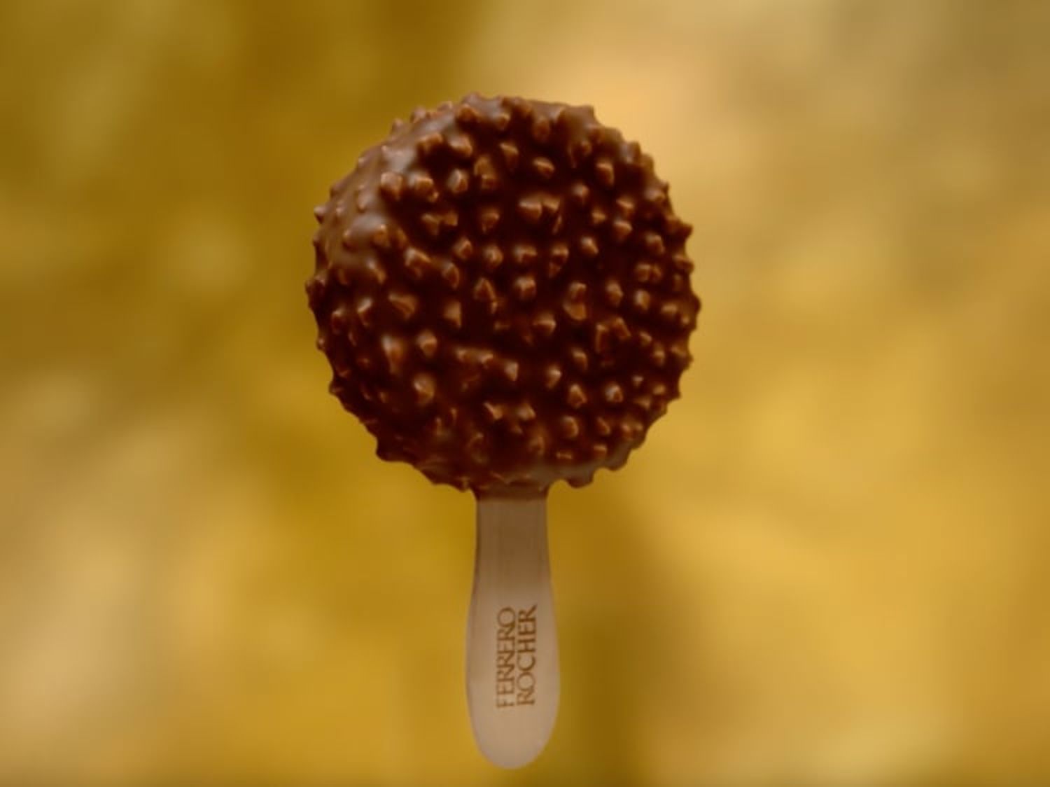 Das Bild zeigt ein Eis von Ferrero Rocher. Die Logos von Ferrero Rocher, dentsu X und Rewe Group sind in der oberen linken Ecke des Bildes abgebildet
