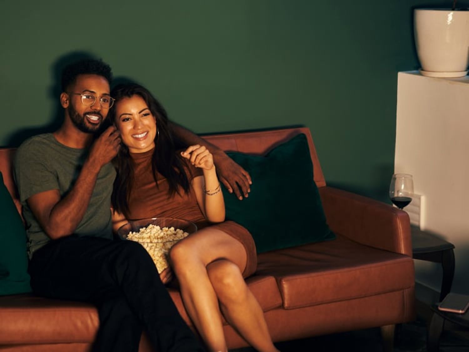 一對情侶邊吃爆米花邊看電視節目