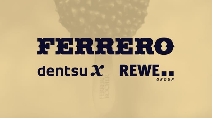 Das Bild zeigt ein Eis von Ferrero Rocher. Die Logos von Ferrero Rocher, dentsu X und Rewe Group sind in der oberen linken Ecke des Bildes abgebildet