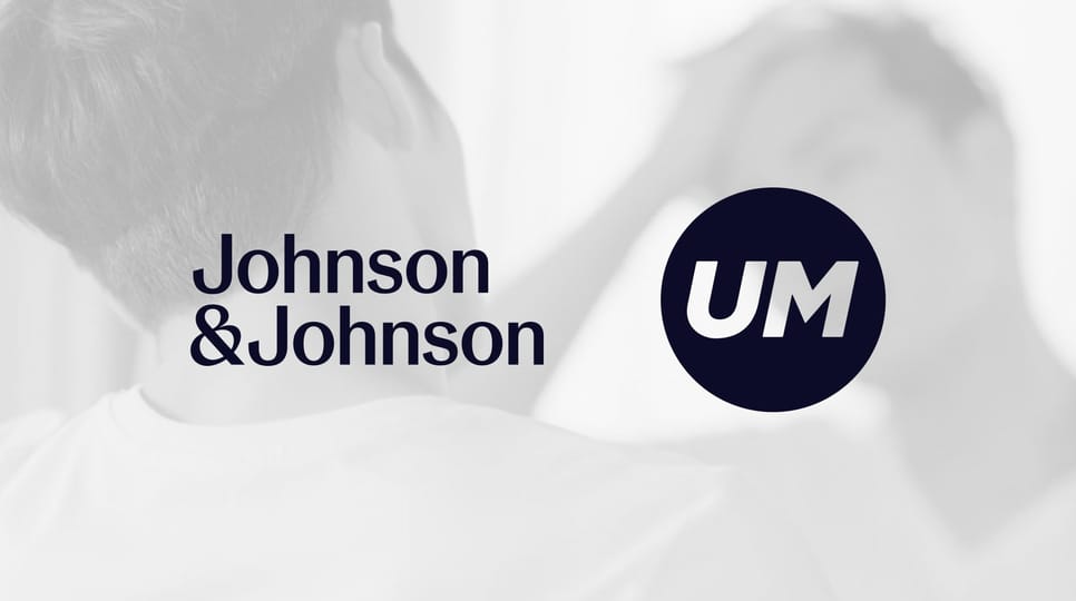 鏡に映る自分の姿を見ながら手ぐしで髪を整える男性。モノクロの背景にJohnson & JohnsonとUMのロゴが重ねられている。