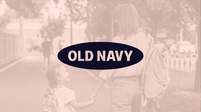 学校に向かって歩く母子のオレンジ色の画像。Old Navyのロゴが重ねられている。