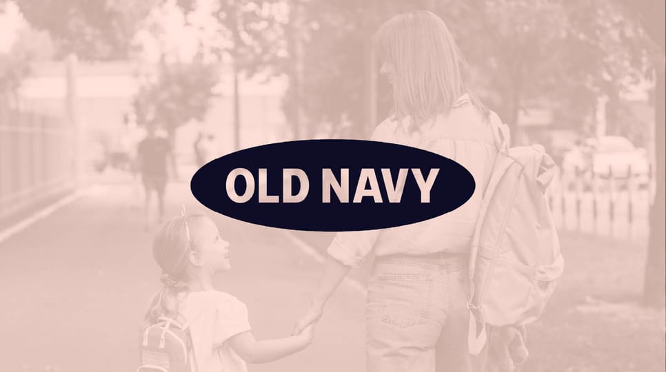 学校に向かって歩く母子のオレンジ色の画像。Old Navyのロゴが重ねられている。