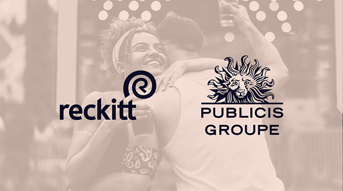 Bild von zwei Freund:innen, die sich umarmen, mit einem orangefarbenen Cover und Logos von Reckitt und Publicis Groupe darüber